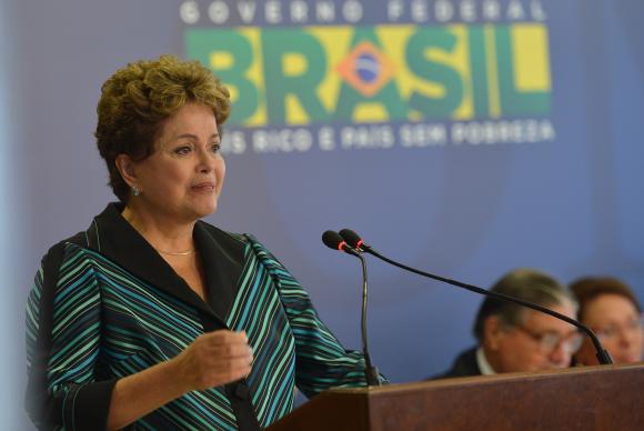 Dilma chora ao receber relatório sobre ditadura militar