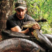 Naturalista que seria engolido vivo por anaconda desiste de desafio; veja vídeo