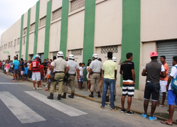 Juazeiro – Torcedores formam longa fila para adquirir ingresso do jogo solidário promovido por Daniel Alves