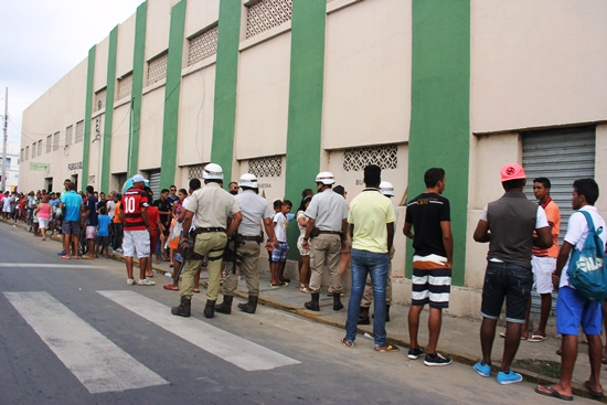 Juazeiro – Torcedores formam longa fila para adquirir ingresso do jogo solidário promovido por Daniel Alves