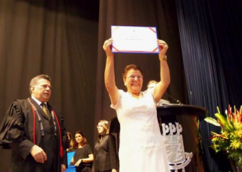 Fátima Nunes comemora diploma que lhe credencia mais quatro anos de mandato
