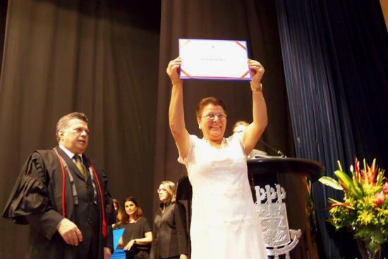 Fátima Nunes comemora diploma que lhe credencia mais quatro anos de mandato