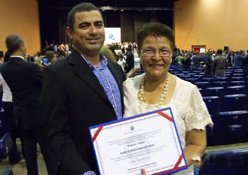 A alegria de Fátima dividida com o filho Júnior.