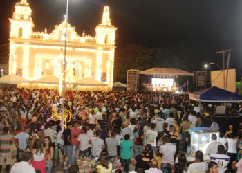 Milhares de fiéis participam da procissão de Nossa Senhora da Conceição do Coité