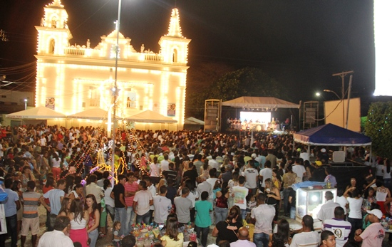 Milhares de fiéis participam da procissão de Nossa Senhora da Conceição do Coité