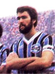 Wallace encontra ídolo do passado que inspirou uso de barba