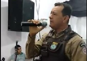 Coité – Sargento PM em plena atividade vai a igreja evangélica e canta um louvor
