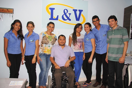 O Calila esteva na empresa no dia que um consultou dava treinamento a equipe de trabalho.