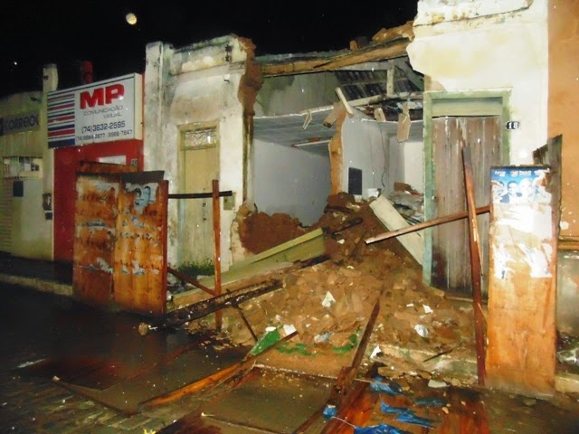 Durante chuva, parede da antiga biblioteca municipal desaba em Mairi