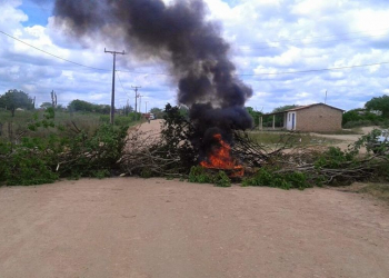 Itiúba – Moradores fazem manifestação para cobrar asfaltamento da BA-381