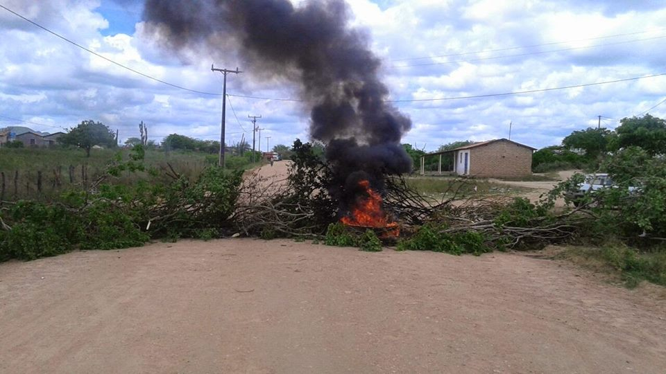 Itiúba – Moradores fazem manifestação para cobrar asfaltamento da BA-381