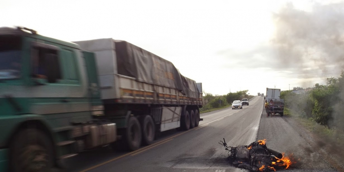 Riachão do Jacuípe – Moto bate em carreta e pega fogo; condutor sofre fratura exposta