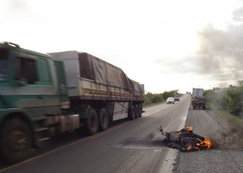 Riachão do Jacuípe – Moto bate em carreta e pega fogo; condutor sofre fratura exposta