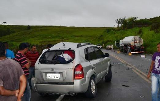 Três policiais militares morrem em batida entre carro e caminhão na BR-101