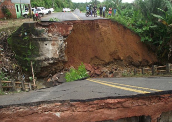 Ponte que dá acesso a Ituberá desaba por causa da chuva; assista ao momento da queda