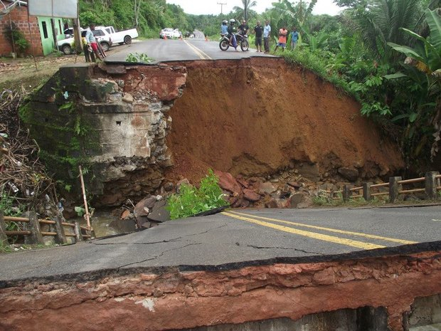 Ponte que dá acesso a Ituberá desaba por causa da chuva; assista ao momento da queda