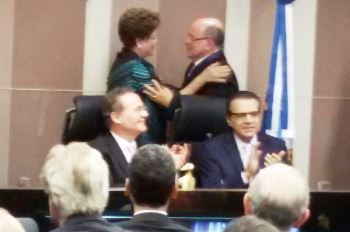 Presidente Dilma cumprimenta Aroldo Cedraz.