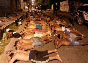 Polícia prende 128 pessoas e para ônibus na rua para levá-los até a delegacia