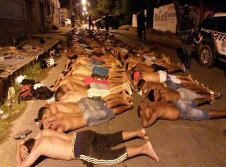 Polícia prende 128 pessoas e para ônibus na rua para levá-los até a delegacia