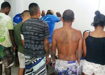 PM cumpre mandados de busca e apreende armas, drogas e 13 pessoas em Serrinha