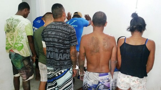 PM cumpre mandados de busca e apreende armas, drogas e 13 pessoas em Serrinha