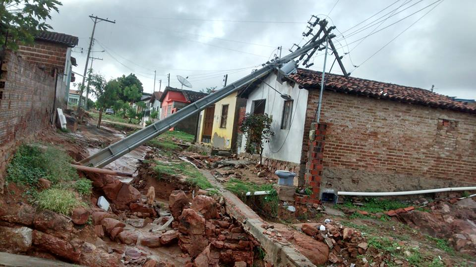Queimadas – Fortes chuvas deixam estragos e causam prejuízos aos moradores