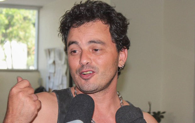 Cantor Renner é preso após dirigir embriagado e bater em carro parado