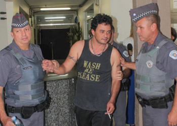 Cantor Renner é preso após dirigir embriagado e bater em carro parado