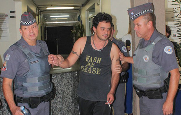 Cantor Renner é preso após dirigir embriagado e bater em carro parado