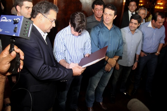 Silvio assina fica de filiação no SDD