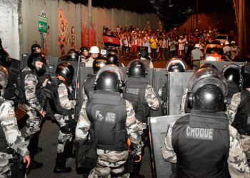 Torcida tenta invadir vestiário do Vitória após queda do time