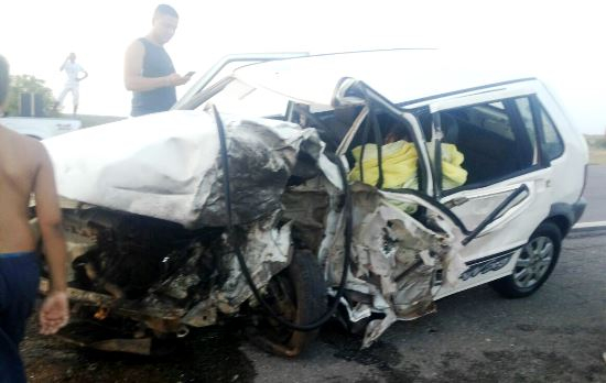 Professora de Araci morre em colisão de Uno com caminhão na BR 116