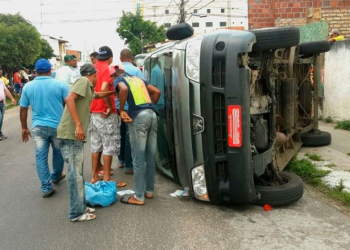 Van tomba após bater em caminhão e deixa oito feridos em Feira de Santana