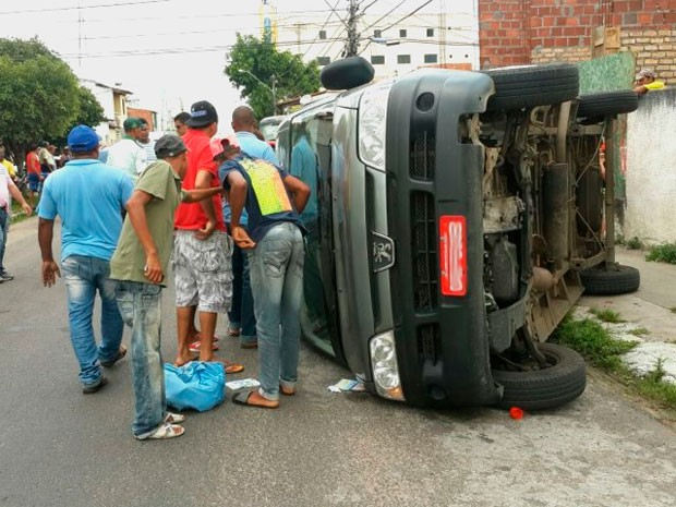 Van tomba após bater em caminhão e deixa oito feridos em Feira de Santana