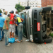 Van tomba após bater em caminhão e deixa oito feridos em Feira de Santana