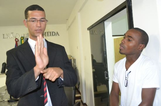 Intérprete em libras auxilia vereador surdo na cidade de Água Fria