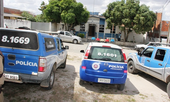 viaturas na delegacia