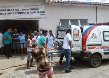 Acidente envolvendo carro e moto deixa idoso ferido