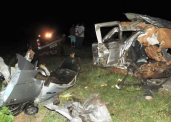 Batida entre caminhonete e carreta mata mãe, filho e neto na BR-020