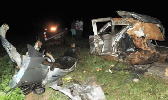 Batida entre caminhonete e carreta mata mãe, filho e neto na BR-020