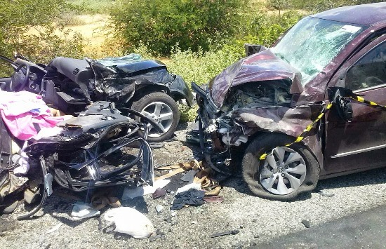 Colisão frontal na BR 407 deixa três mortos e seis feridos; vitimas de um dos carros são de São Domingos
