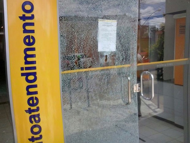 Quadrilha assalta agência bancária em Iramaia após saída de carro-forte