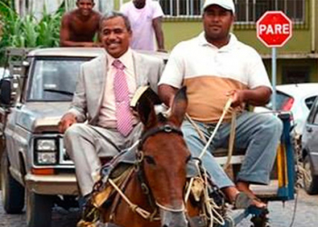 Presidente da Câmara Municipal chega de carroça para posse em Itajuípe