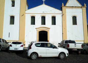 Homem é detido após invadir igreja, ameaçar fiéis e se trancar em banheiro