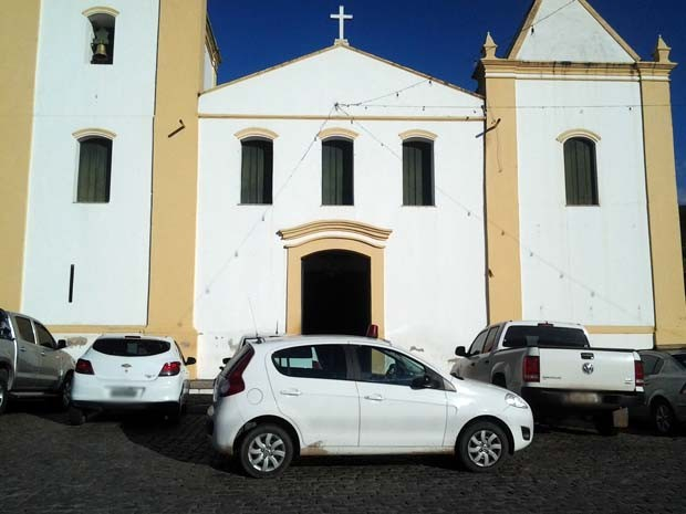 Homem é detido após invadir igreja, ameaçar fiéis e se trancar em banheiro