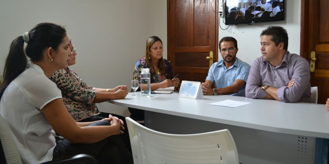 Deputado Alex da Piatã discute a febre chikungunya com autoridades de Riachão do Jacuípe