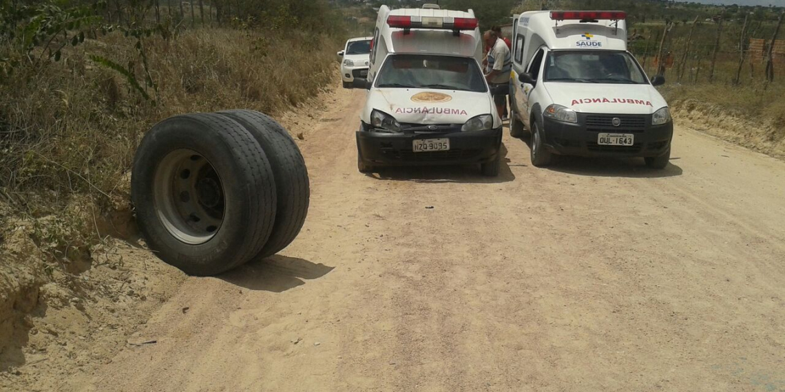 Rodas se soltam de caminhão e acertam dois veículos na zona rural de Coité