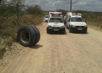 Rodas se soltam de caminhão e acertam dois veículos na zona rural de Coité