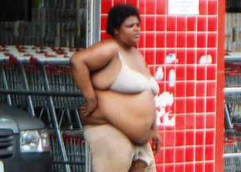 Mulher com problemas psiquiátricos perambula em bairro de Salvador e diz ser natural de Coité; você conhece?