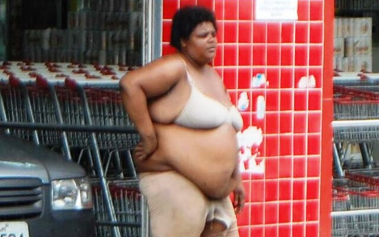 Mulher com problemas psiquiátricos perambula em bairro de Salvador e diz ser natural de Coité; você conhece?